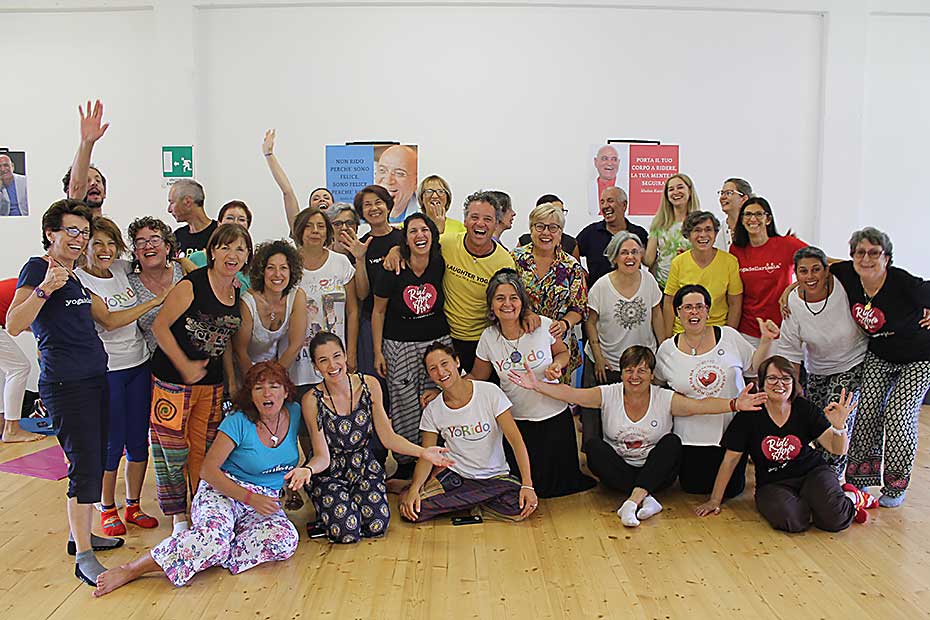 Una foto di gruppo scattata durante una classe di yoga della risata